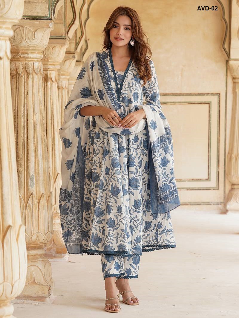 Dressing up is fun with this kurta, trousers, and dupatta!