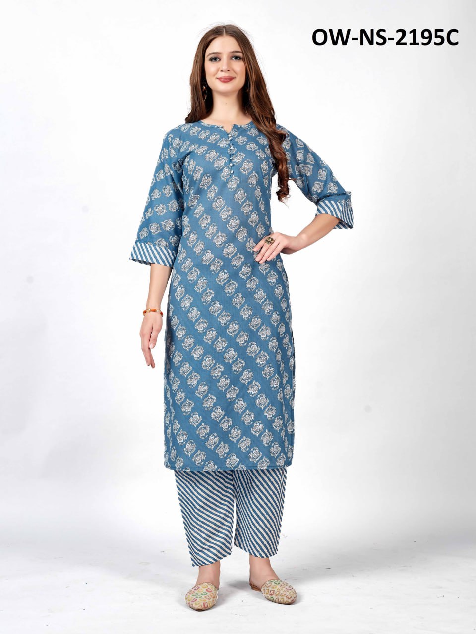 Feeling stylish in this kurti and pant set!