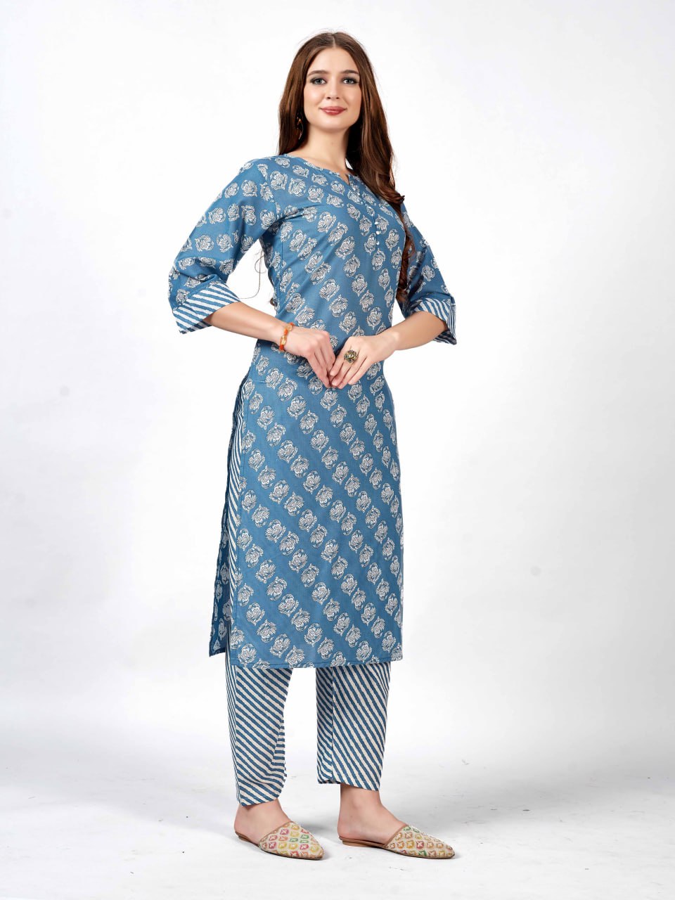 Feeling stylish in this kurti and pant set!