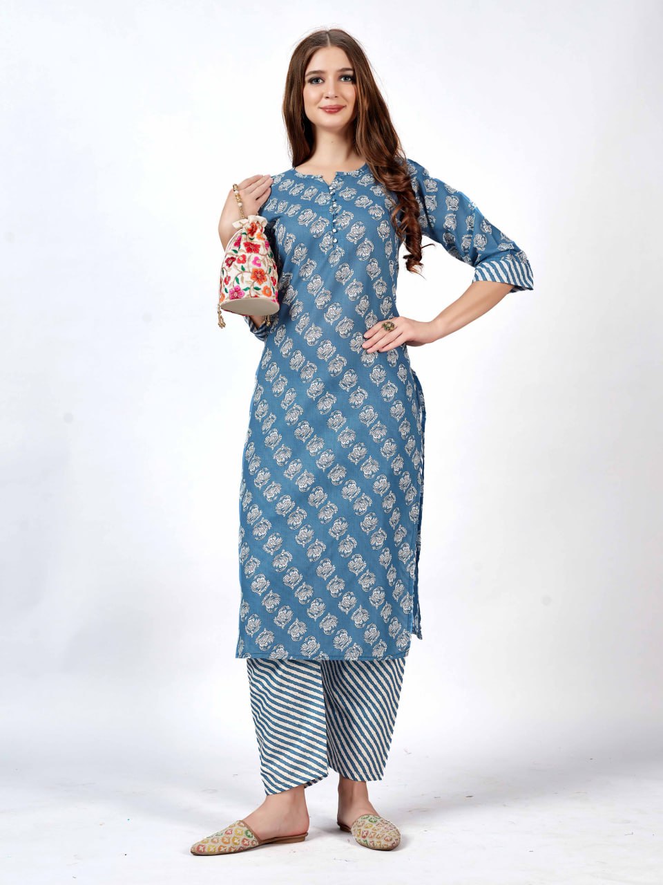 Feeling stylish in this kurti and pant set!