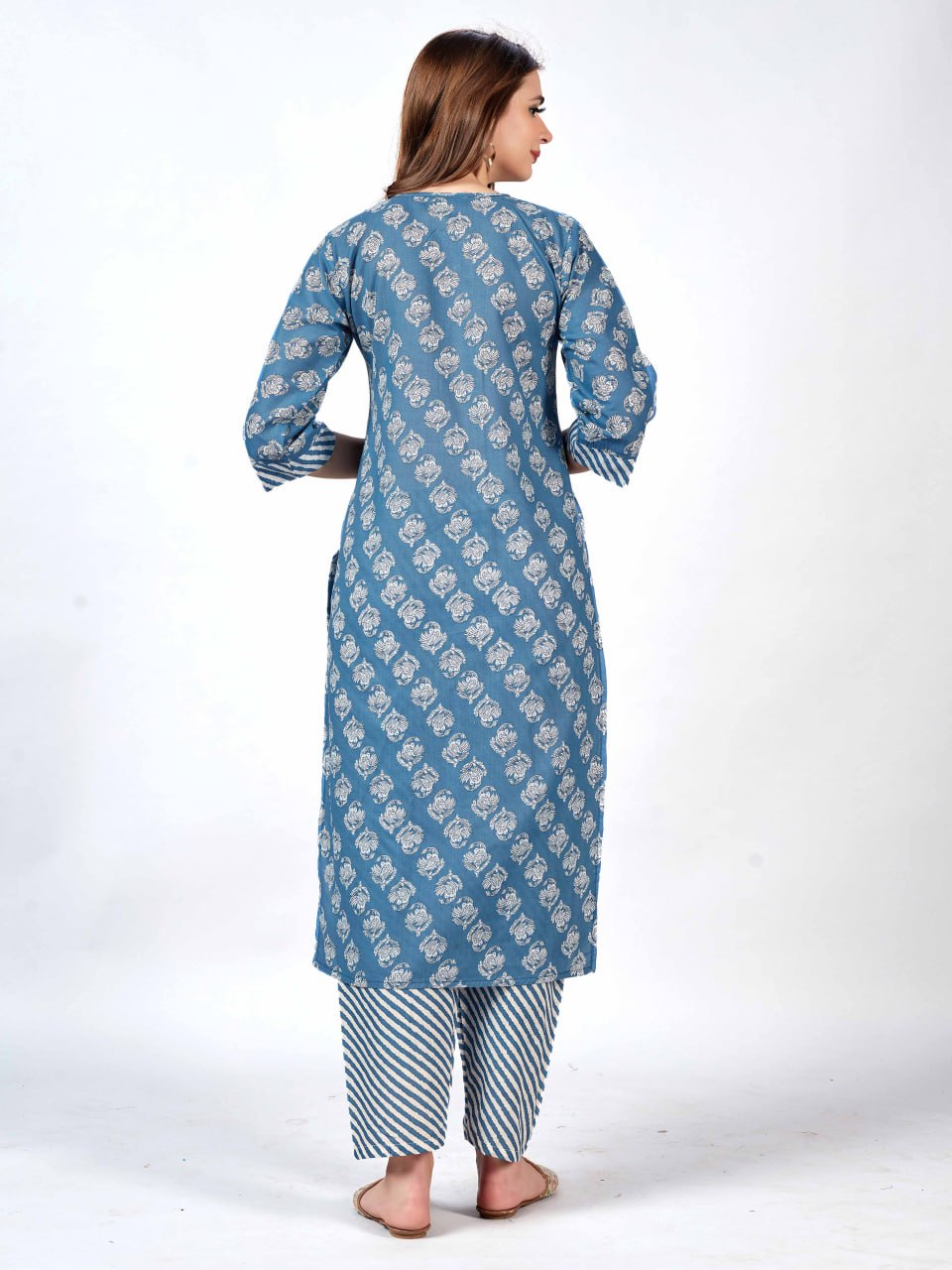 Feeling stylish in this kurti and pant set!