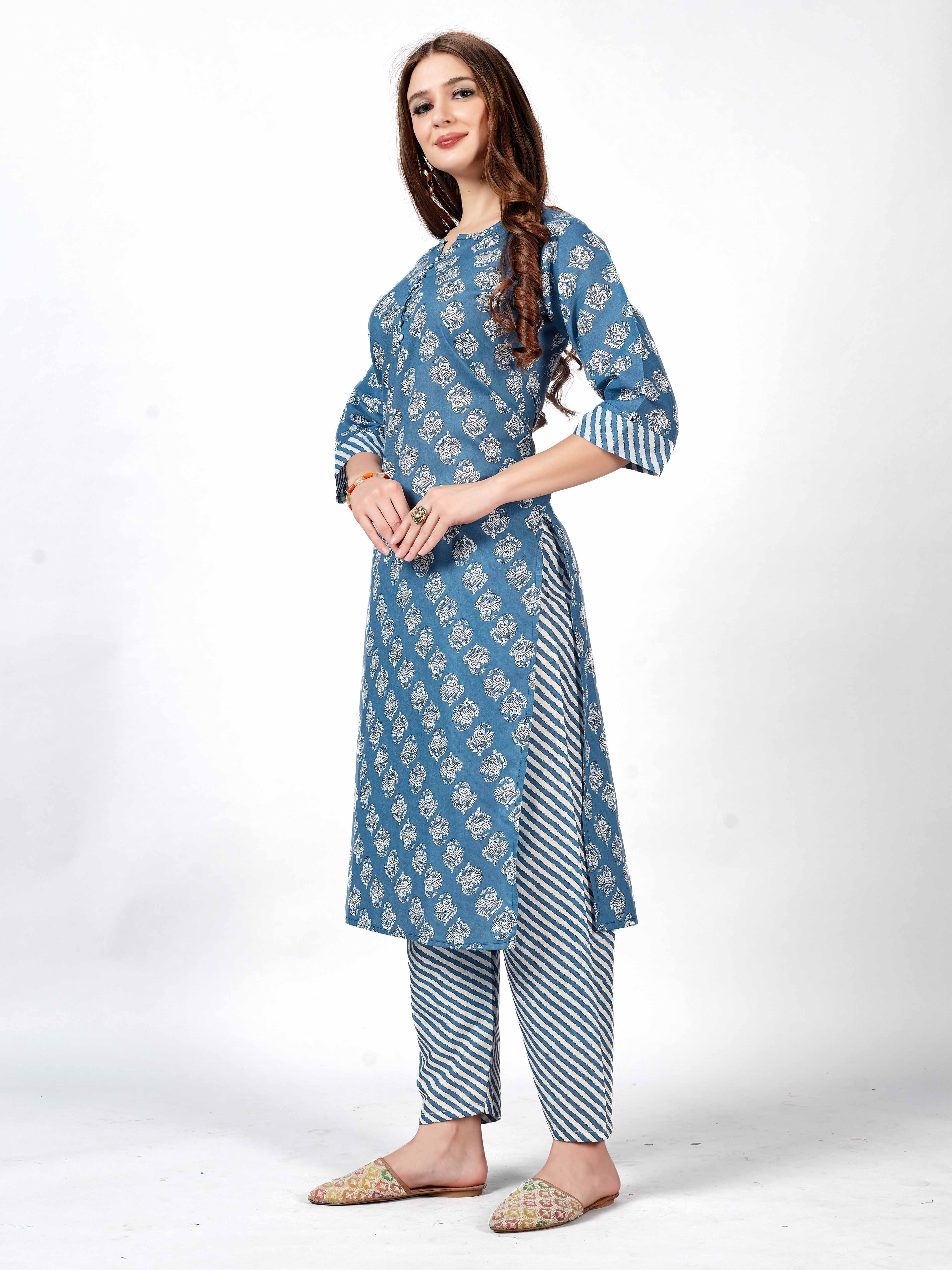 Perfect stylish in this kurti and pant set!