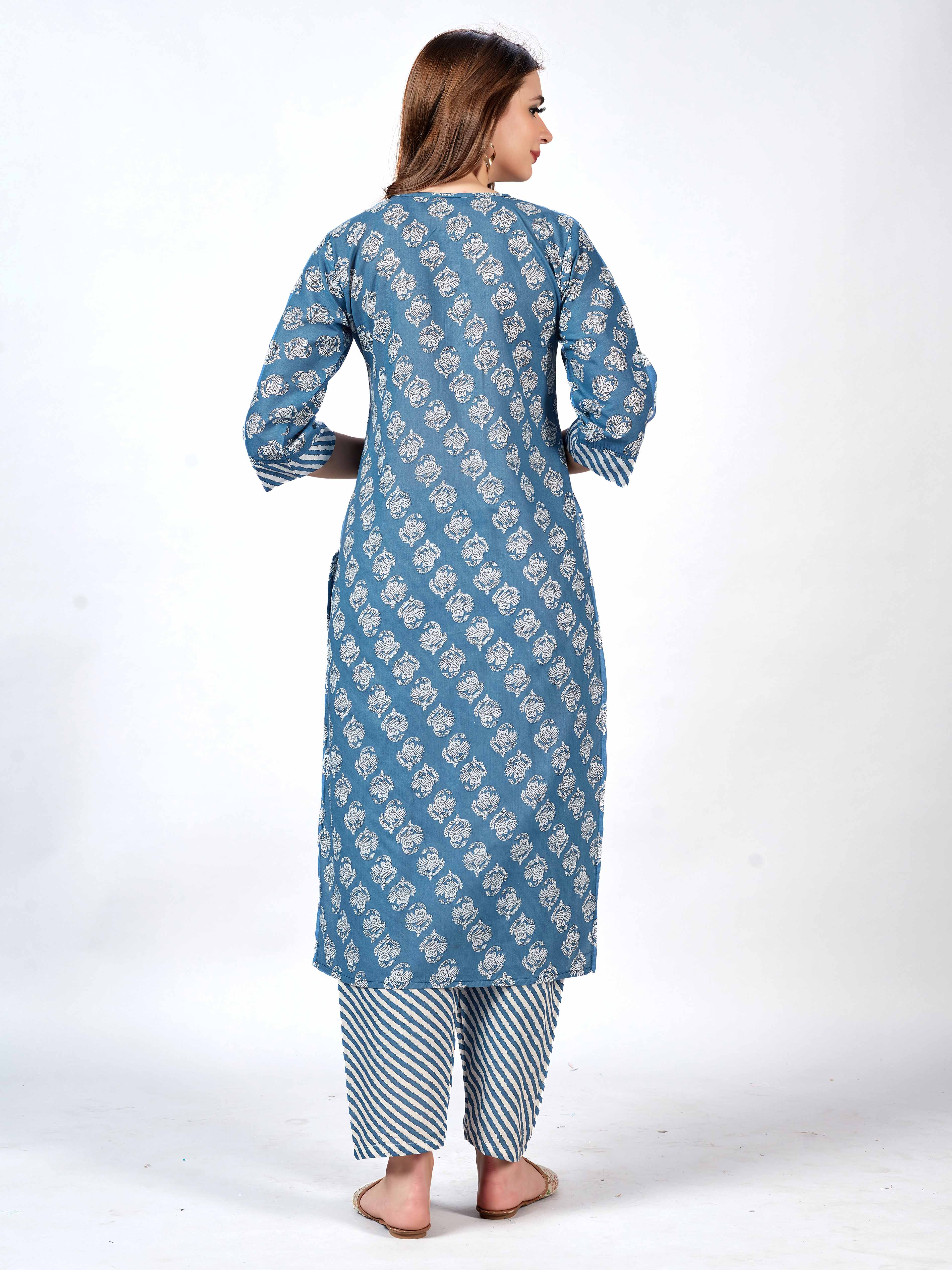 Perfect stylish in this kurti and pant set!