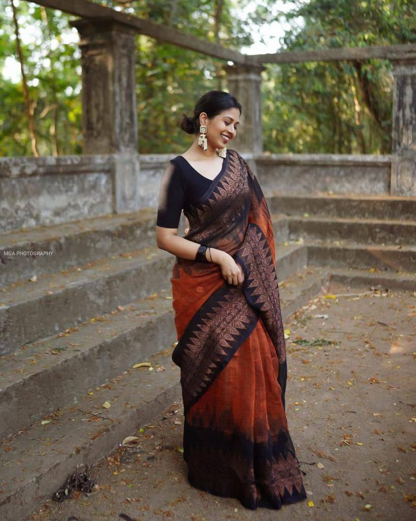 Elegant Jacquard Saree with Contrast Blouse