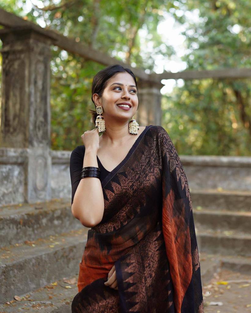 Elegant Jacquard Saree with Contrast Blouse