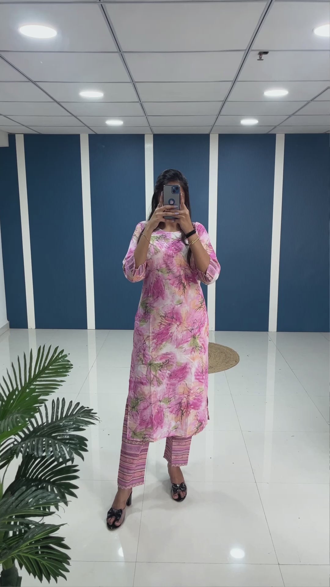 Feeling stylish in this kurti and pant set!